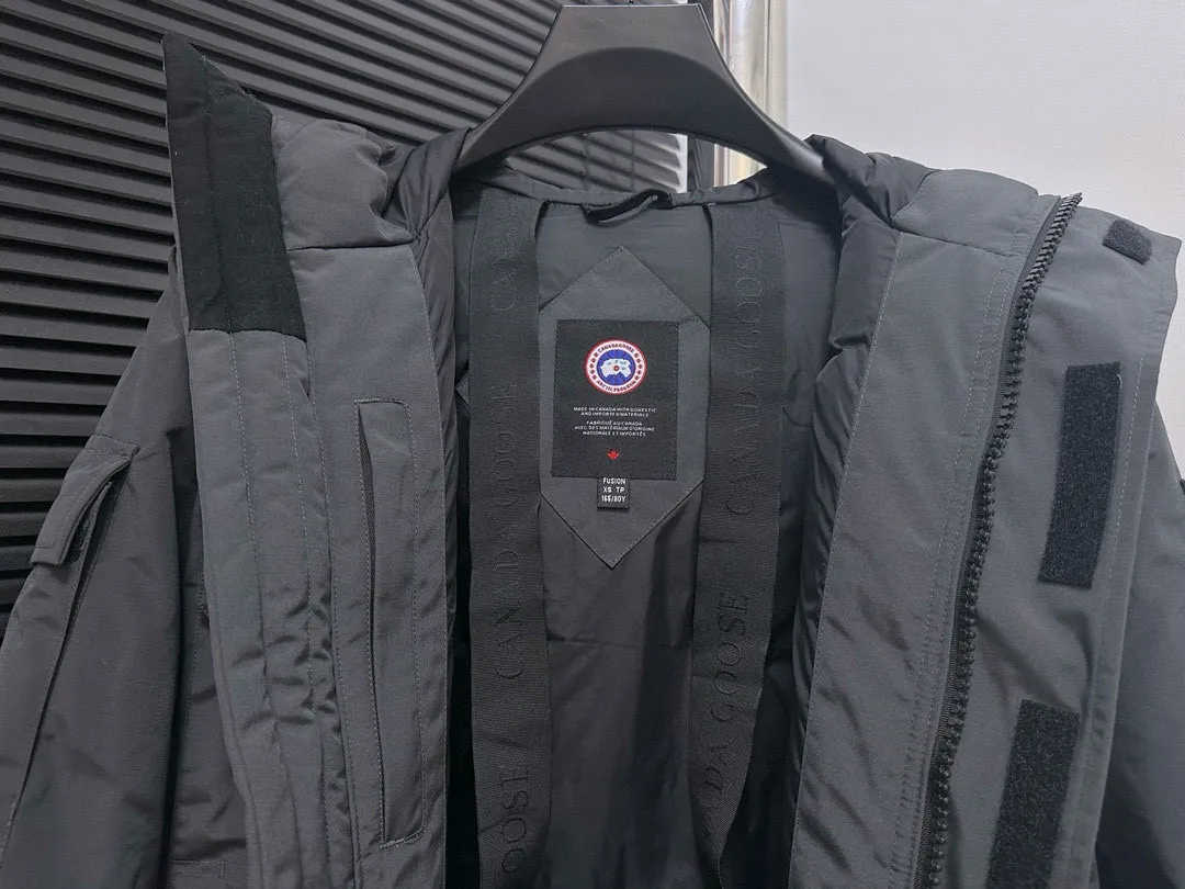 P780 Top Purchasing Version (Wolf Hair Optional) 🇨🇦CANADA GOOES 24 new models 08 models/couple models Factory direct supply: supplying global purchasing agents, micro-business, entities, Tmall, high-end stalls and studio cooperation, free shipping! Canada Goose Expedition Parka 2008 is the same style for men and women. It is mid-length and the most timeless classic. All Arctic and Antarctic scientific expedition teams choose Canada Goose as their cold-proof equipment. It is the Rolls-Royce of down jackets. ➖ Industry-leading anti-counterfeiting chip sensing. ➖ Imported Behringer embroidery machines and customized embroidery labels, the highest level and industry leading. ➖ Imported Korean 21-count polyester-cotton blended original fabric, TC85 waterproof coated fabric, water-repellent, windproof and wear-resistant. ➖ The new national standard 80 white duck down is filled with an average of 520 grams of down. The amount of down filled is industry-leading. ➖ 100% nylon lining with double double-layer sealing design to prevent velvet running, and seamless thread design on the cuffs! ➖ Western Canadian Green Wolf Collar. ➖ Yoshida YKK provides original factory-customized electroplated sliders. YKK two-way lockable zippers are tight and smooth and do not peel off paint. ➖ 3M composite Velcro is durable and the accessories and hardware are all custom-made. Note: Our copywriting is only simple and clear. Instead of bragging about the copywriting, it is better to compare and understand with samples. Only for the purest goose, the most dedicated, the most professional, the highest quality, the highest cost performance!  Size:XS-XXL